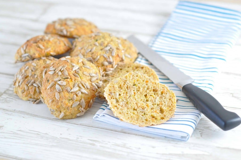 Fuldkornsboller med feta, squash og gulerødder