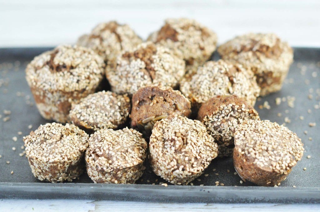 Rugbrødsmuffins med æble og chokolade