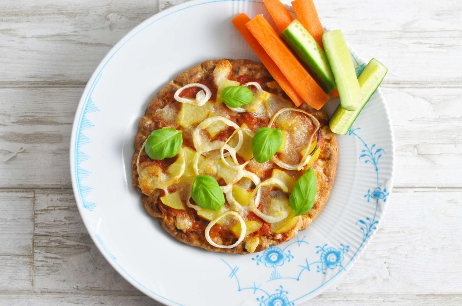 Verdens hurtigste pizza - med tomatsauce, kartofler og løg