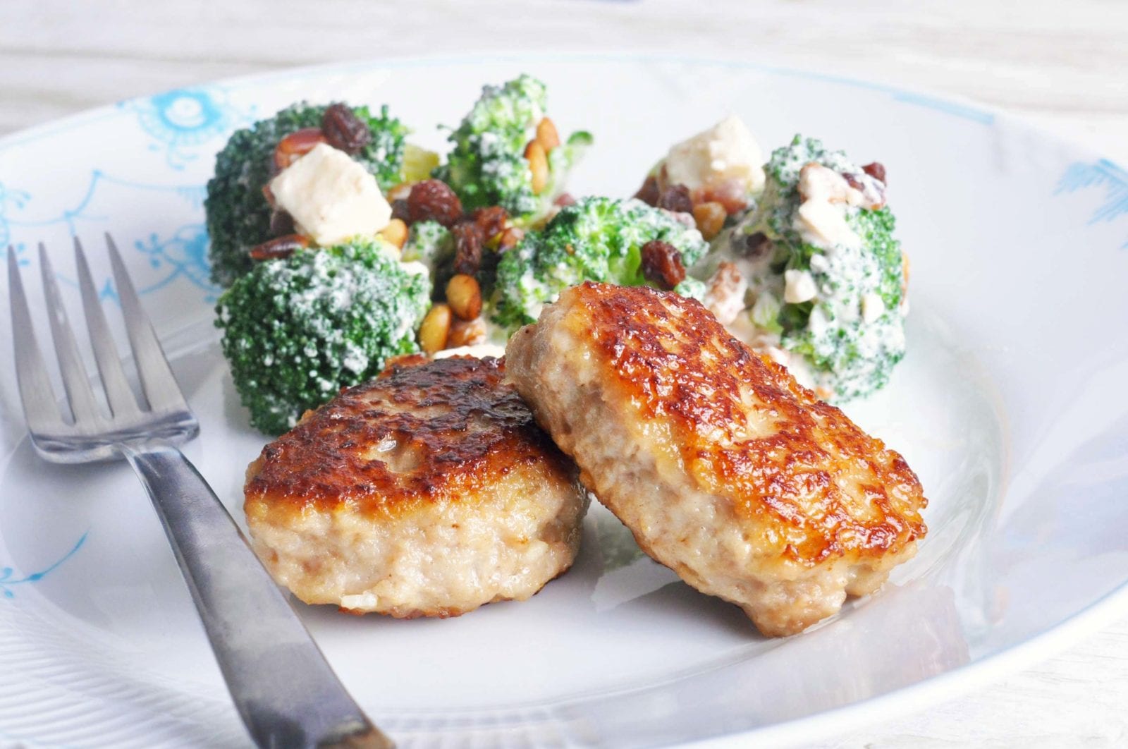 Sprødstegte frikadeller med klassisk broccolisalat god opskrift til børn