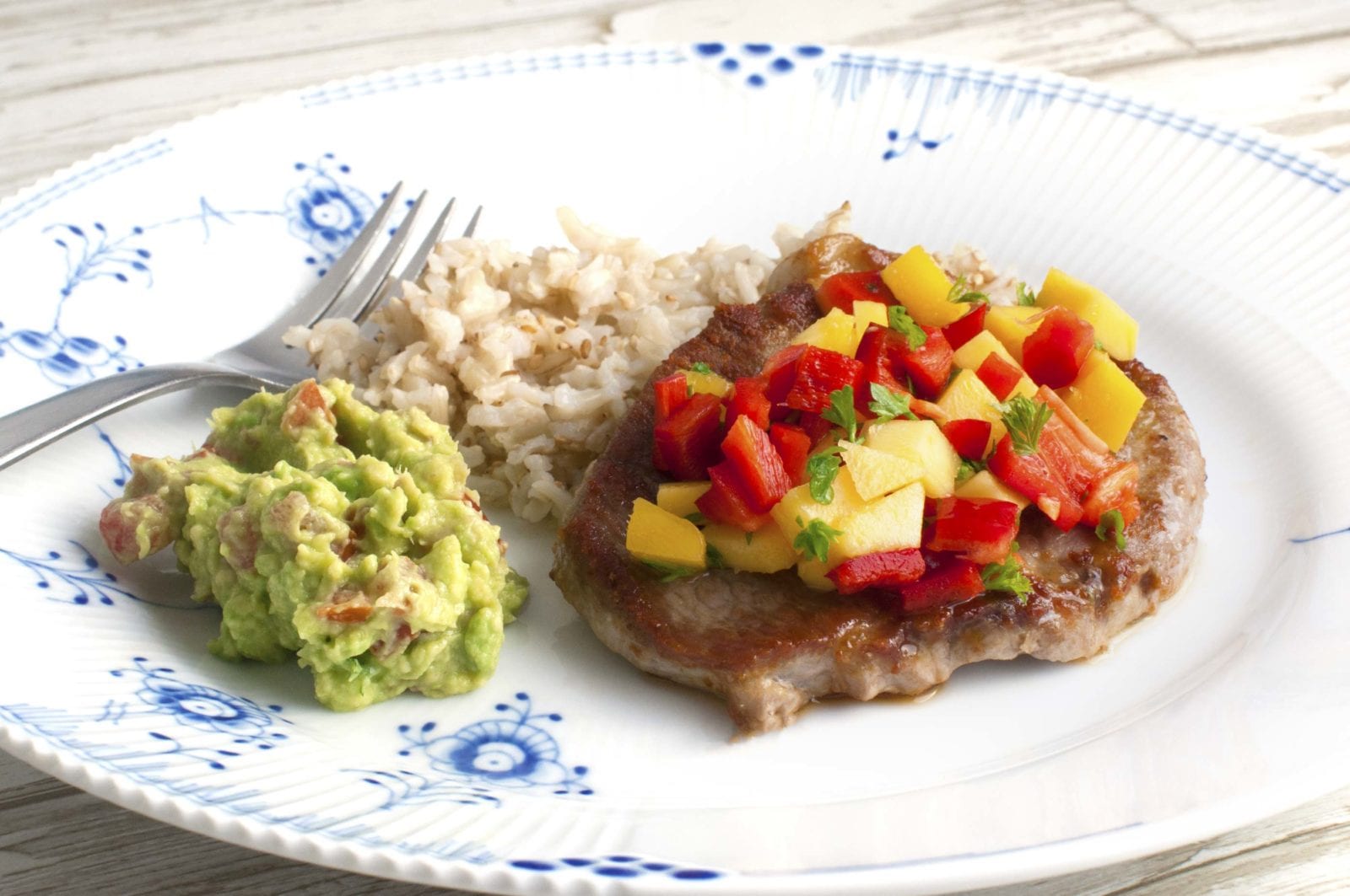 Koteletter med mangosalsa guacamole og sesamris