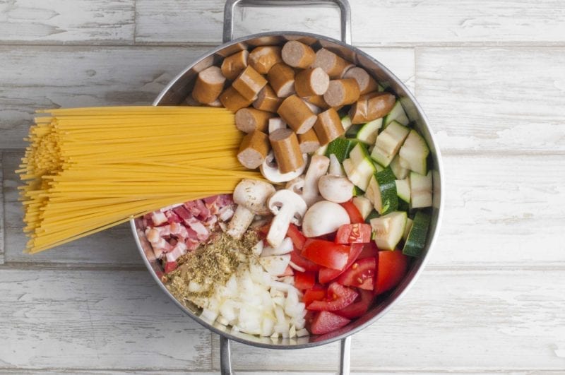 One pot pasta med bacon, pølser og grøntsager