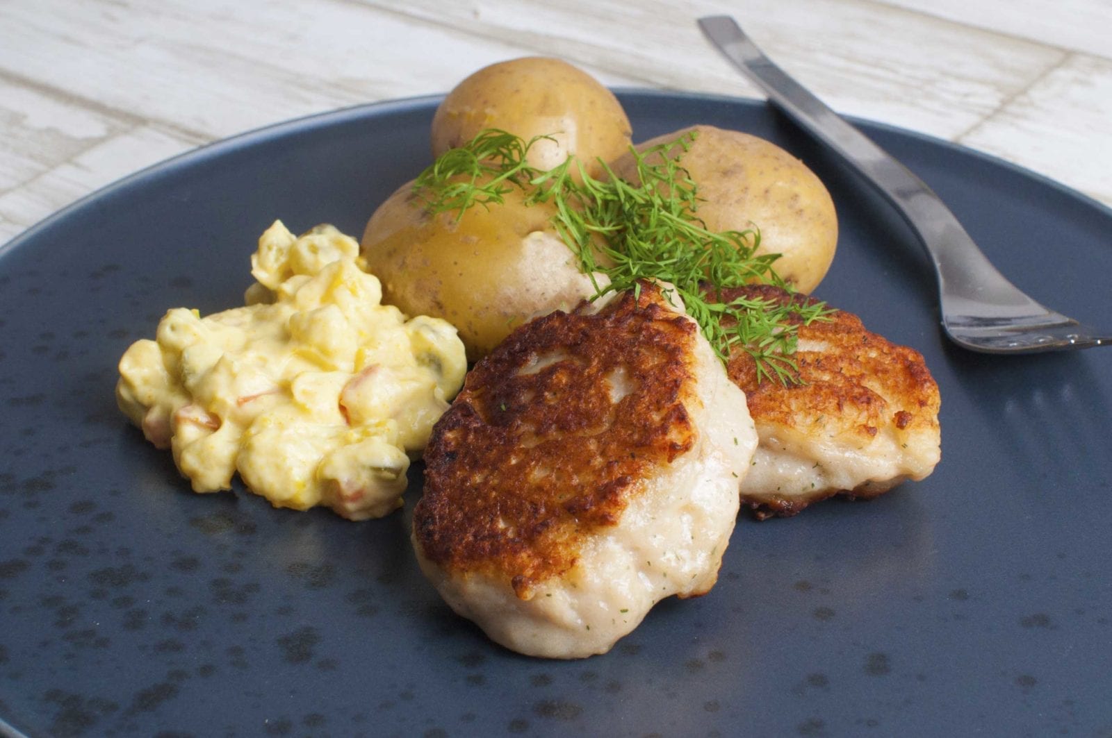 Fiskefrikadeller Med Kogte Kartofler Og Hjemmerørt Remoulade