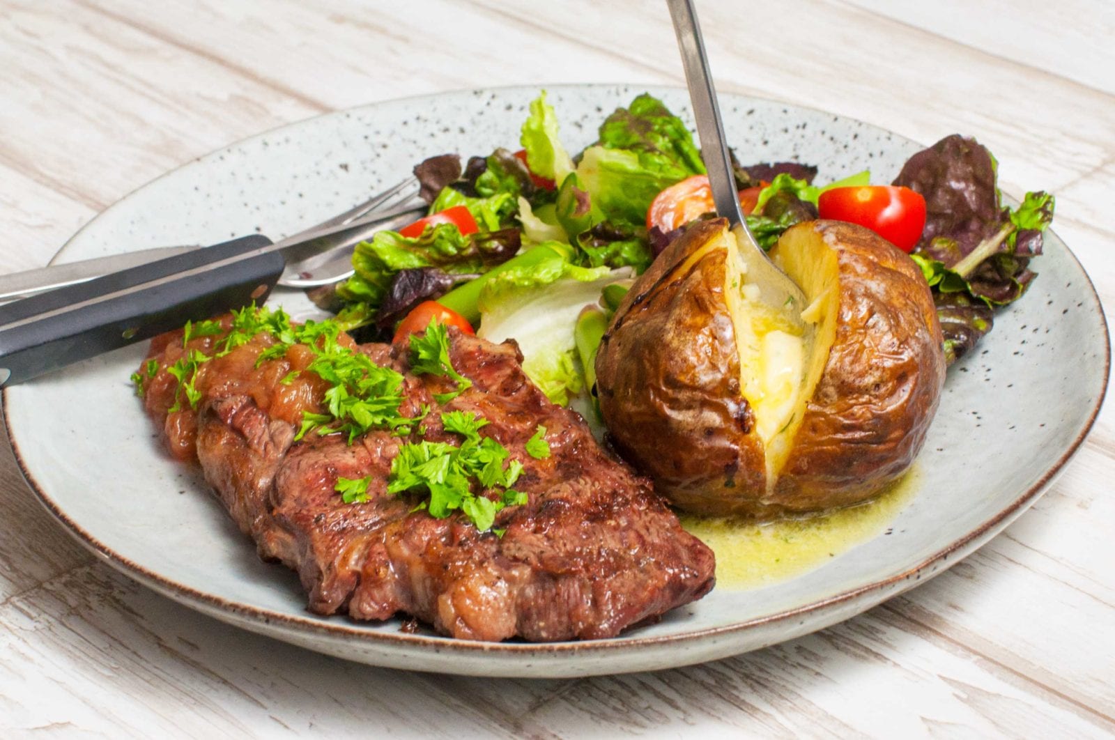 Bøf på grill eller pande - med bagt kartoffel og bearnaisesmør