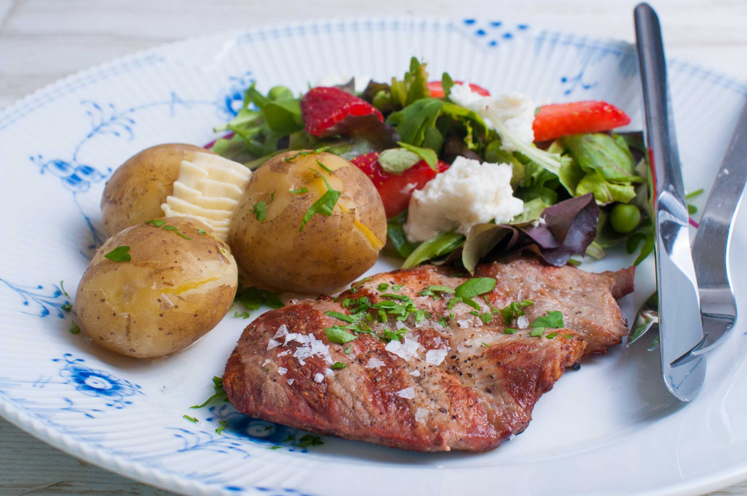 Gedehams realistisk nedbrydes Grillede koteletter med nye kartofler og salat med ærter og jordbær