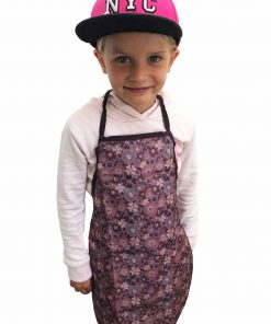 Pige med børneforklæde fra Smallstuff - aubergine med blomster