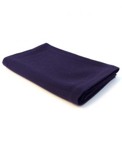 Stort mørkeblåt badehåndklæde i økologisk bomuld med strop på midten