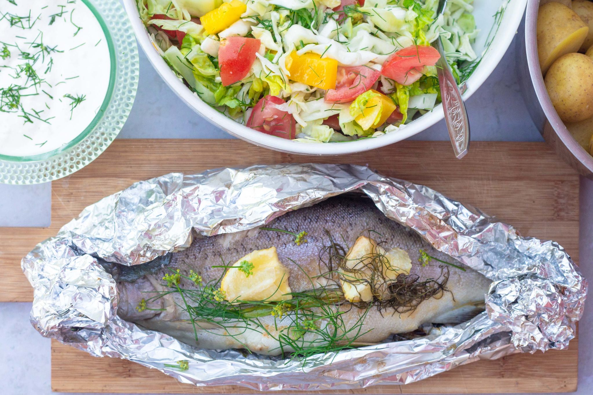 Regnbue hektar tro Grillet fisk med nye kartofler og fennikelsalat - fiskepakker på grill  eller i ovn