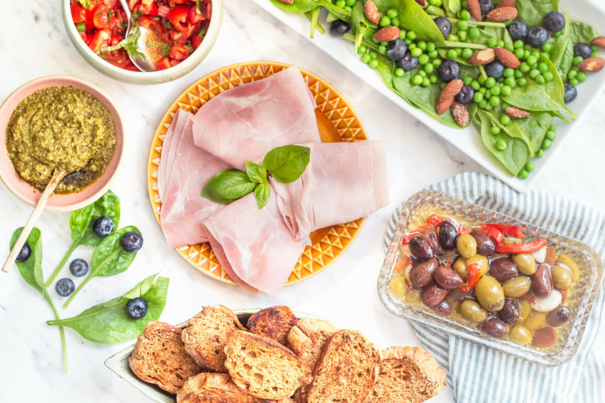 Max 15 min: Tapas: Skinke, oliven, bruschetta, pesto og hurtig salat